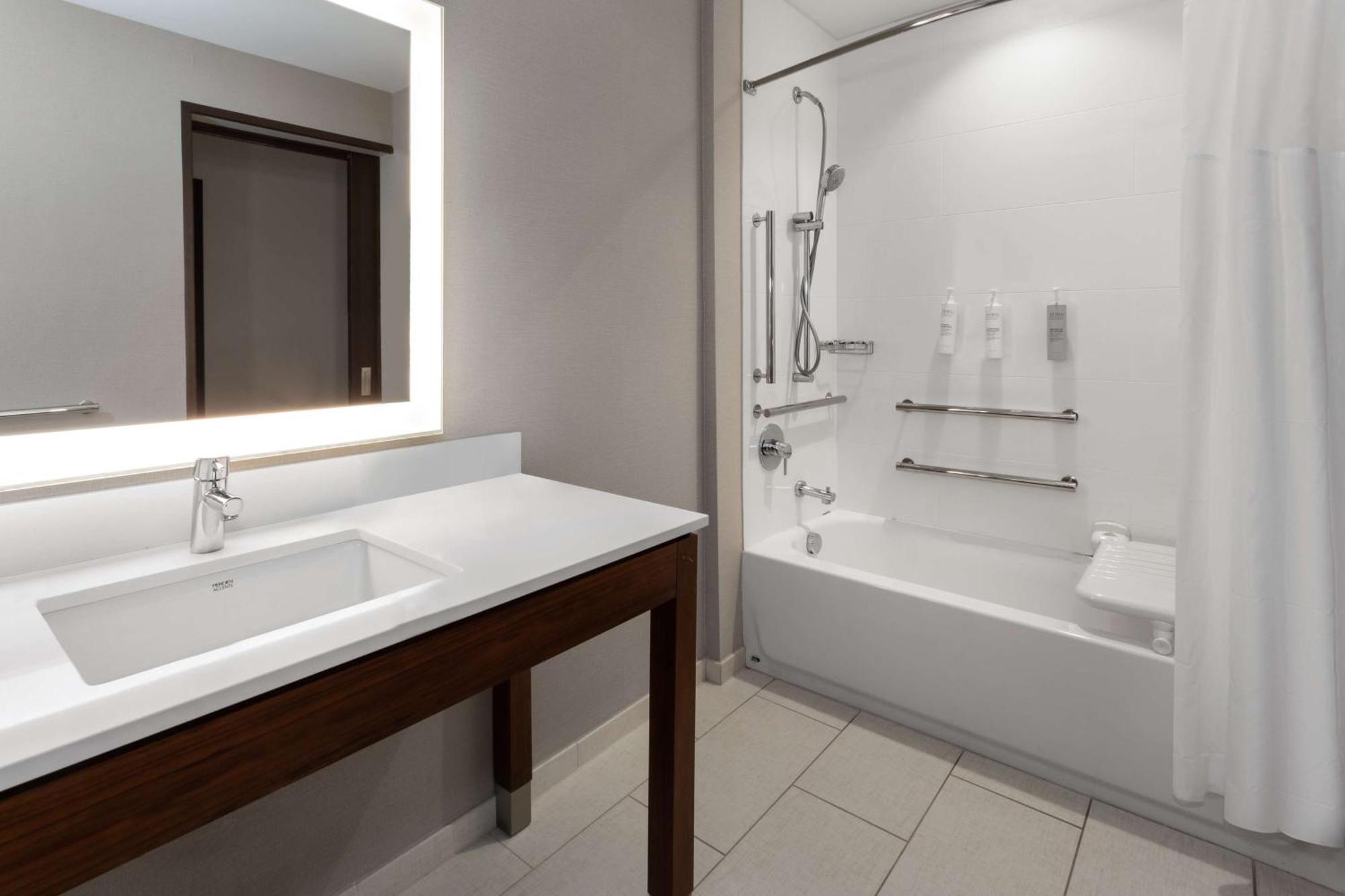 Hampton Inn By Hilton Nashville Airport Century Place Экстерьер фото