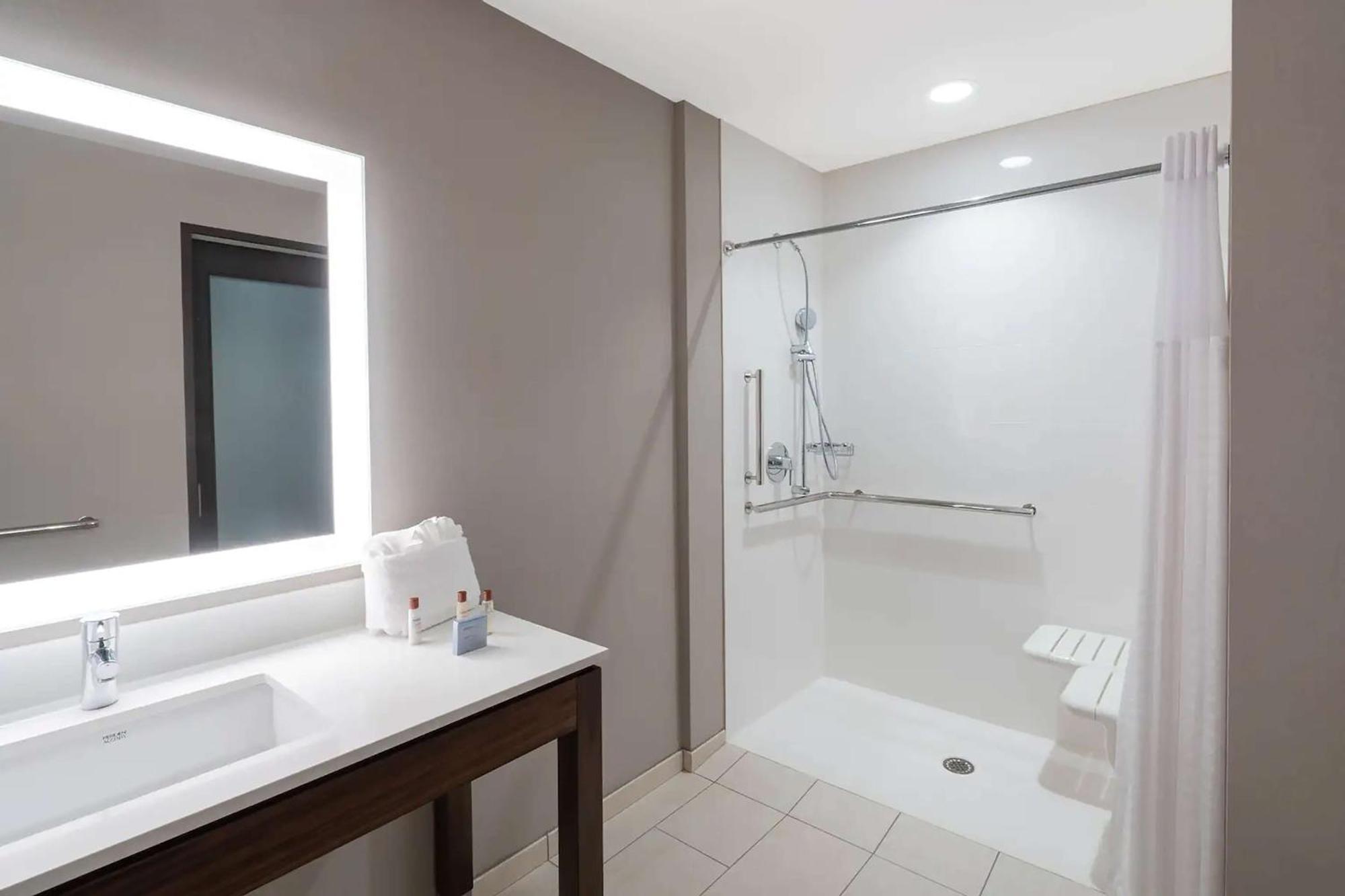 Hampton Inn By Hilton Nashville Airport Century Place Экстерьер фото
